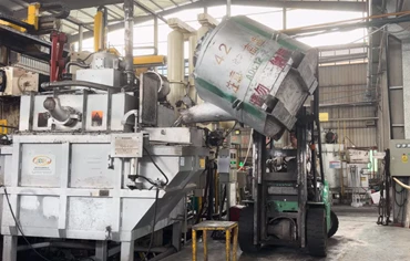 Vertido de aluminio fundido